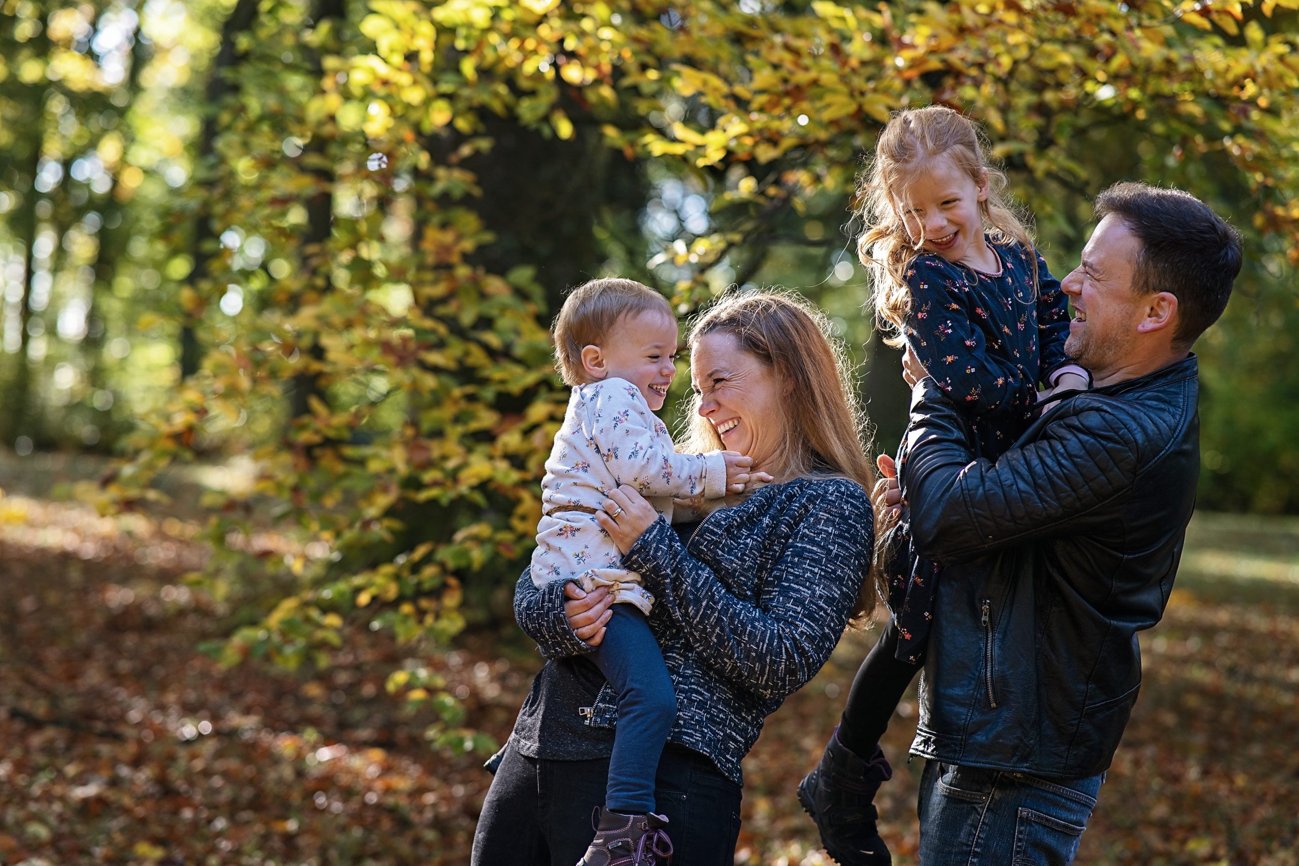 Familie lacht im Wald