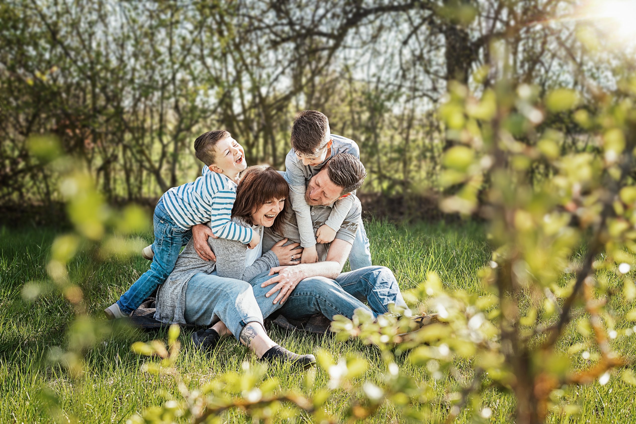 Familie kuschelt im Sonnenschein